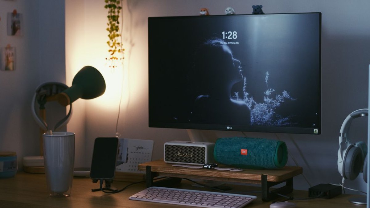 음성 녹취록 파일 형식은 어떻게 준비해야 하나 — 의뢰 전 파일을 어떻게 준비하느냐에 따라 녹취 정확도와 작업 기간이 크게 달라집니다. 처음 녹취 의뢰를 받았을 때 파일 형식보다… · 사진: A stylish home office desk featuring a computer setup with accessories,…