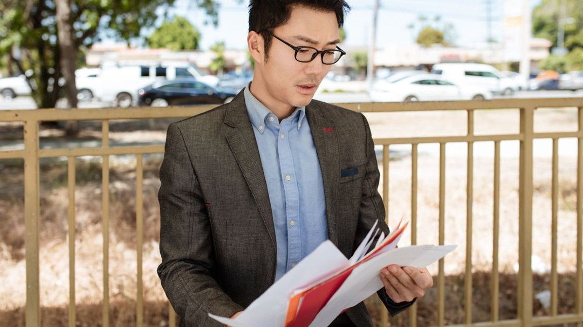 영상 녹취록 개인정보 처리 시 무엇을 확인해야 할까 — 항목별 체크리스트 — 핵심 점검 항목을 단계별로 정리하면 실제 속기 업무를 진행하면서 의뢰인이 사전에 확인하지 않아 문제가 생기는 지점이 반복됩니다.… · 사진: Asian businessman in a suit checking documents outdoors o…